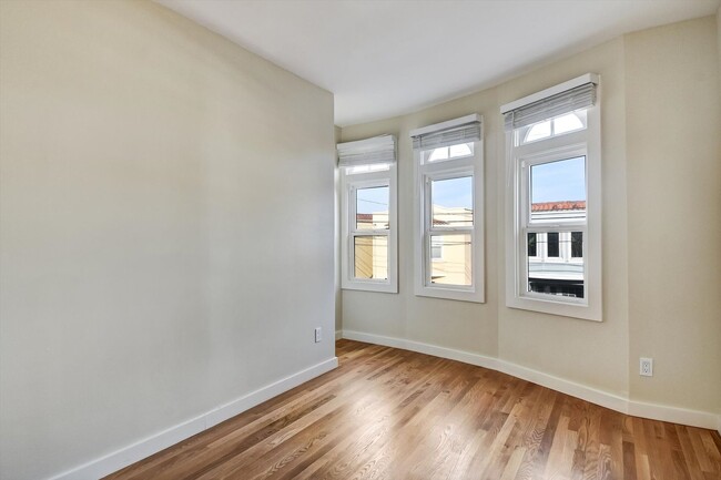 Building Photo - Spacious and Tastefully Remodeled Upper Flat