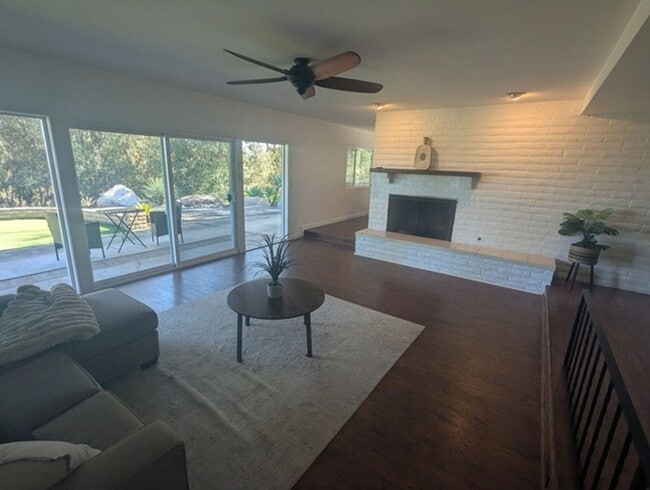 Building Photo - 3 Bed - 2 Bath House with Solar & Mountain...