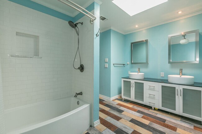 Building Photo - BEAUTIFUL and SPACIOUS Townhome in Ideal L...