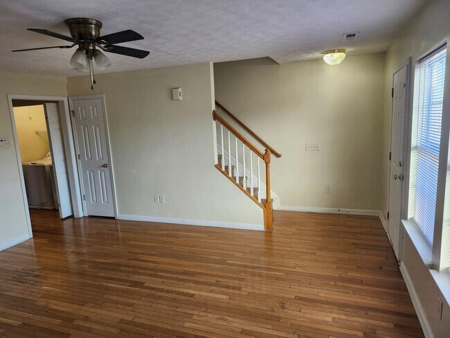 Building Photo - For Rent: Harrisonburg 3 BR, 2.5 Bath Townhouse