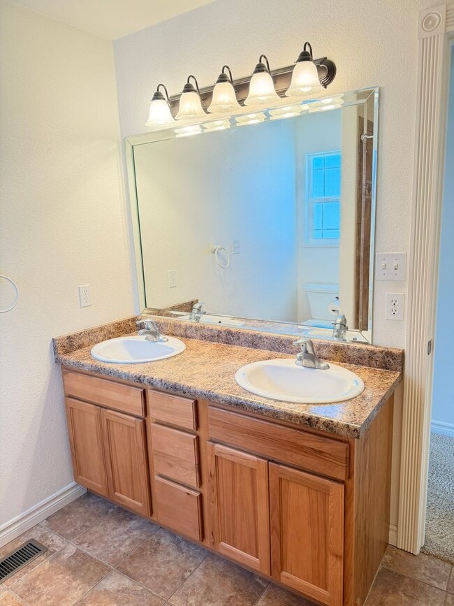 Building Photo - GORGEOUS 3Bed 2Bath 3Car Garage in NorthEast GJ!!!!!