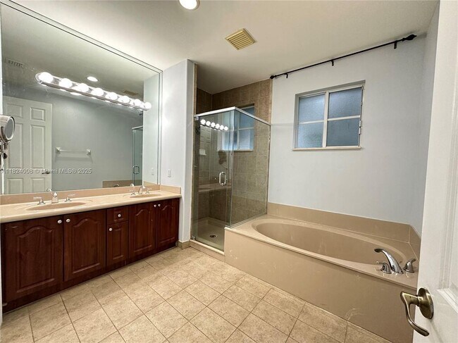 Building Photo - 2841 Poinciana Cir