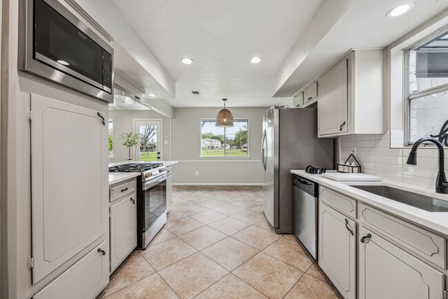 Building Photo - 8414 N Tahoe Dr