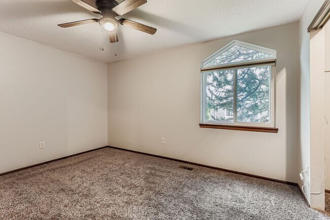 Building Photo - Wonderful 2BD/2.5BA Condo in Excellent Loc...