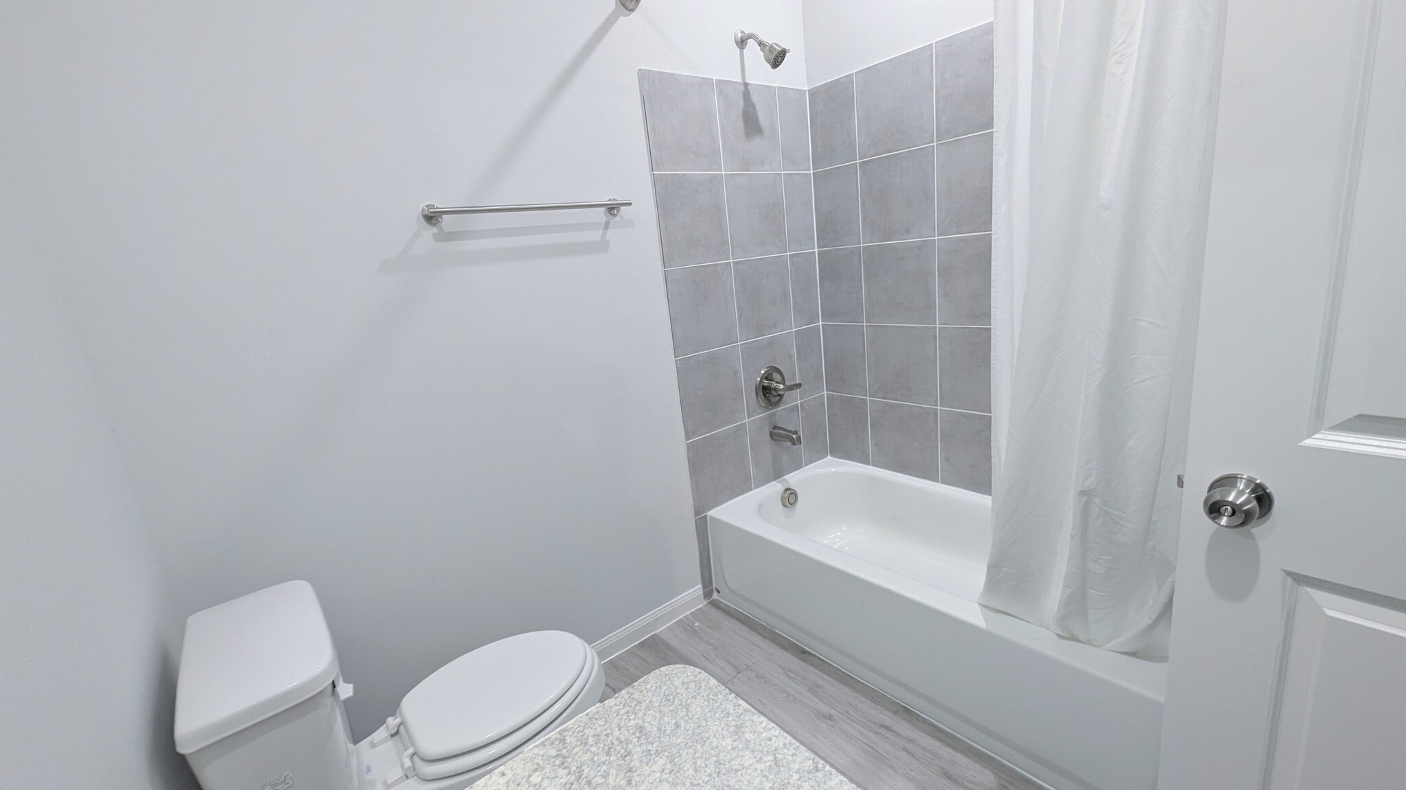 Upstairs bathroom has a full shower/tub. - 13218 HP Johnson St