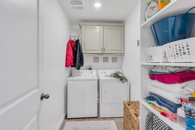 Building Photo - Lar-38 N Heading Row Saratoga Springs, UT 84043