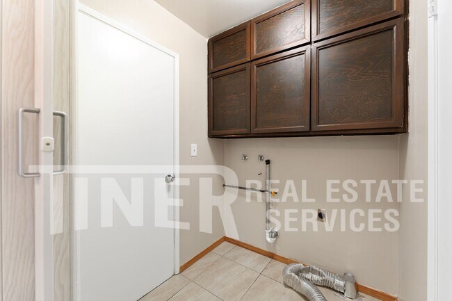 Building Photo - 6167 Oakgreen Cir