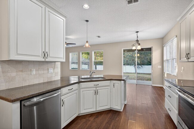 Building Photo - 104 Riachuelo Ln