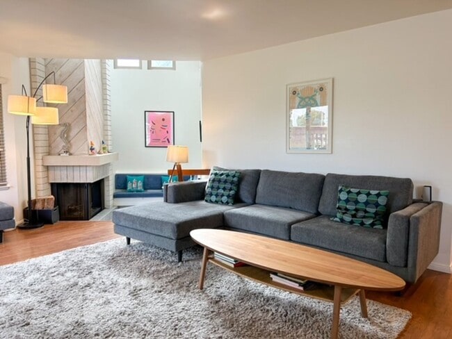 Building Photo - 3674S - Hollywood Beach Hideaway