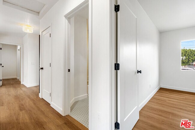 Building Photo - 15836 Chatsworth St