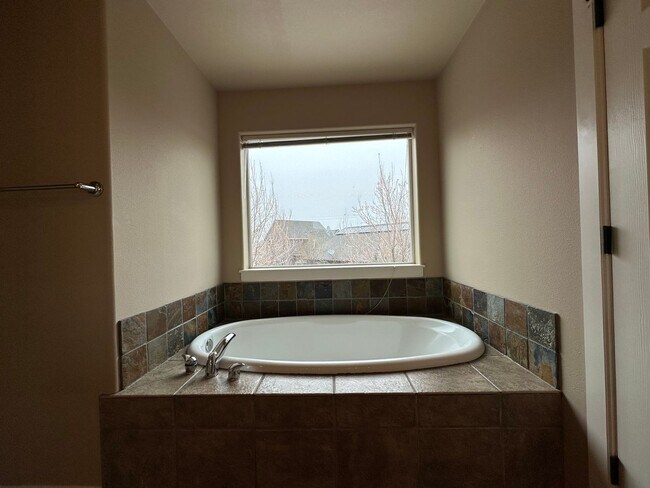 Building Photo - Inviting 4 Bedroom Home with Spacious Layo...