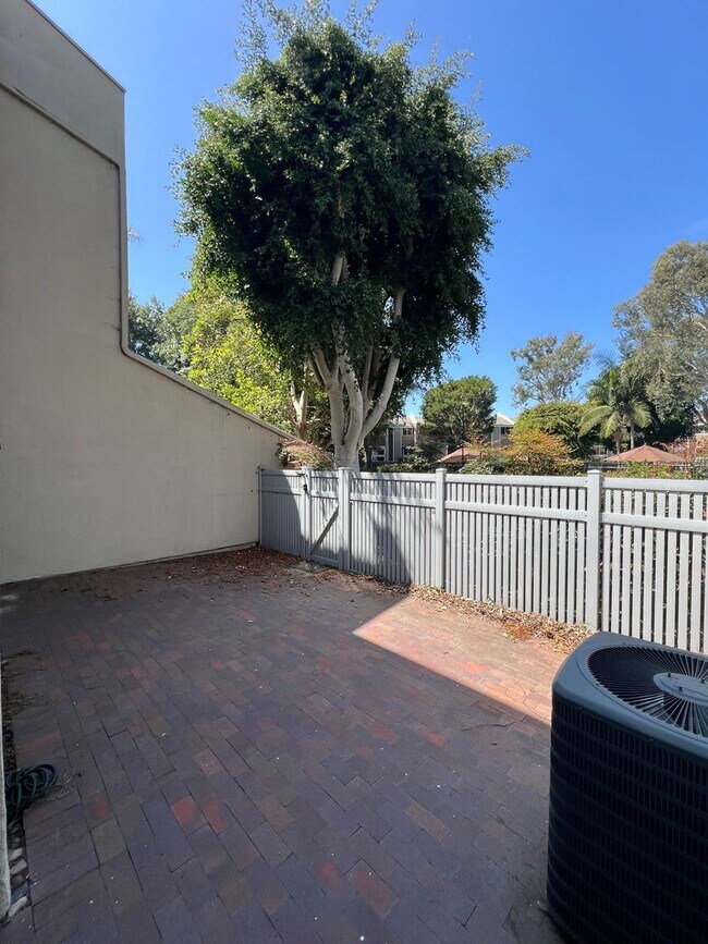 Building Photo - Tri-Level 2bed 2.5 bath Huntington  Beach Condo