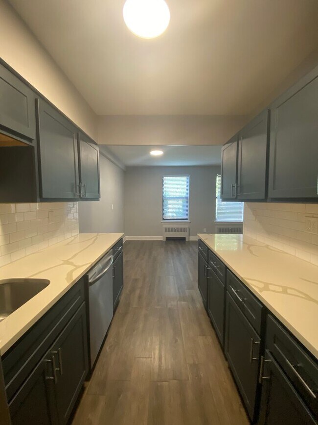 Building Photo - Updated Two Bed Two Bath Apt in Dogtown!