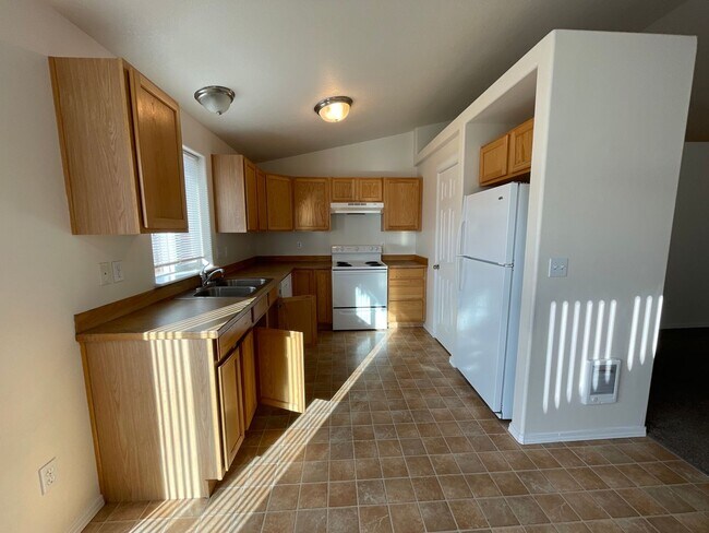 Building Photo - 822 SE Maui Ln
