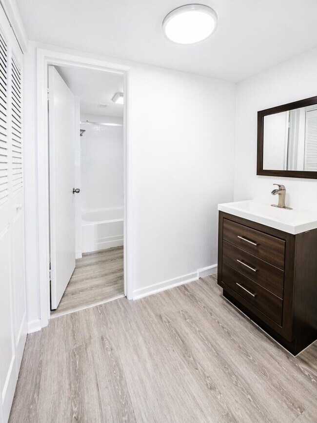 Building Photo - 9682 Fontainebleau Blvd