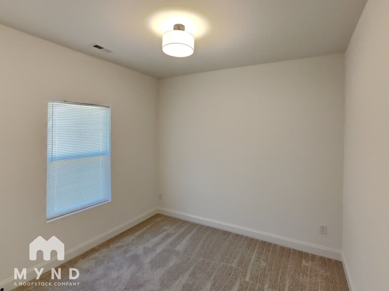 Building Photo - 409 S Spargo St
