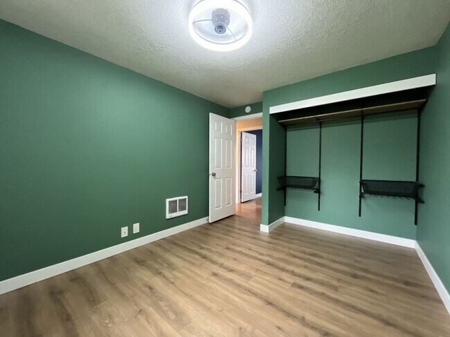 Building Photo - Beautifully Maintained Single-Level 3 Bedroom Home in North Plains Featuring Flexible Living Spac...