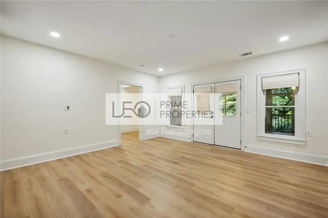 Building Photo - 2262 Meadowvale Dr NE