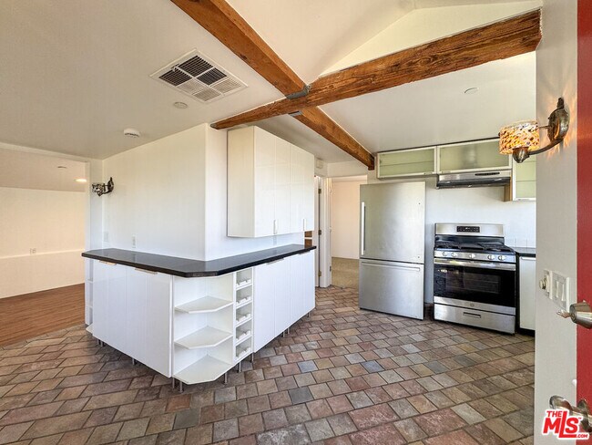 Building Photo - 3050 Knob Dr