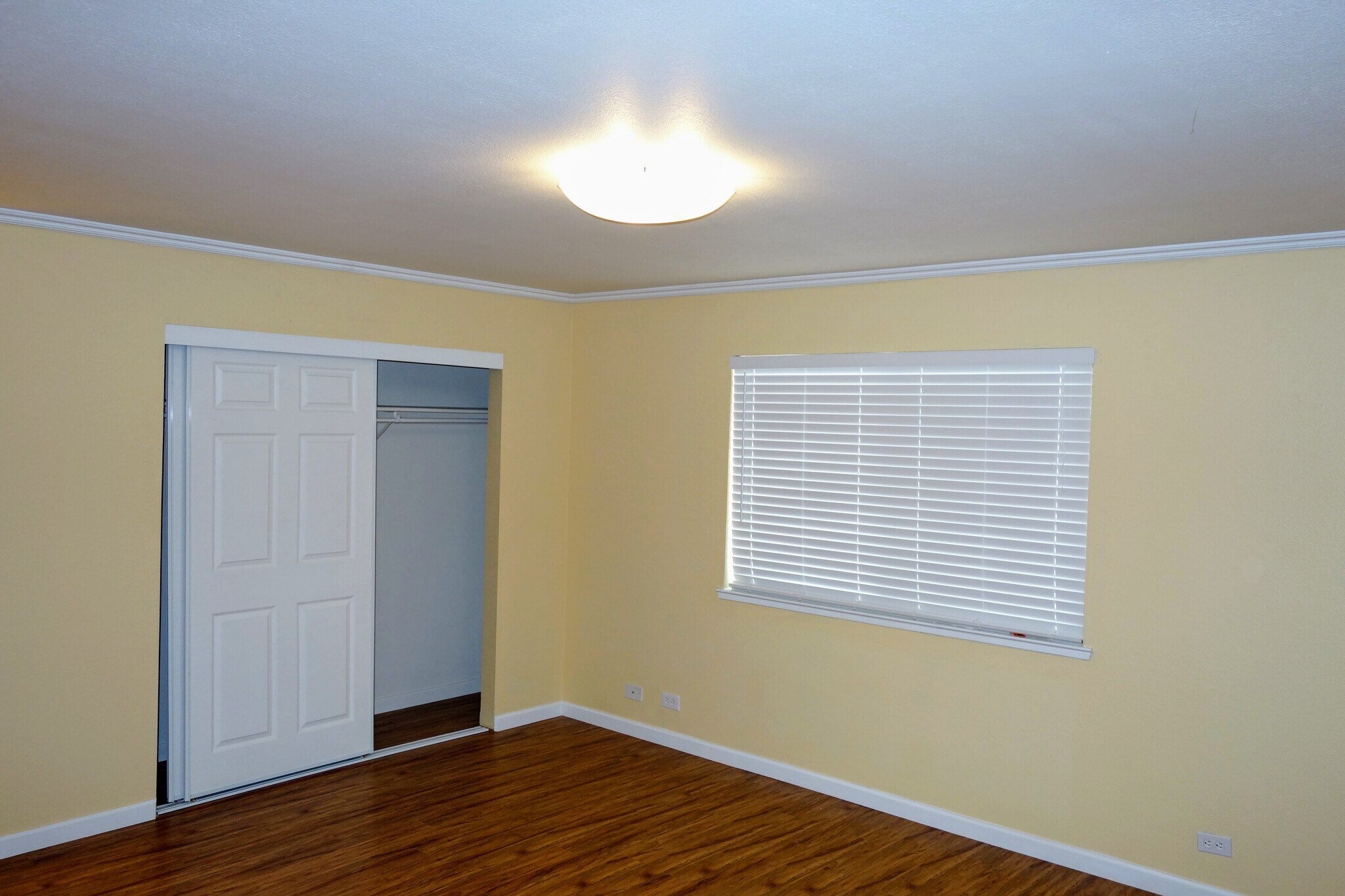 Building Photo - 983 Hacienda Circle