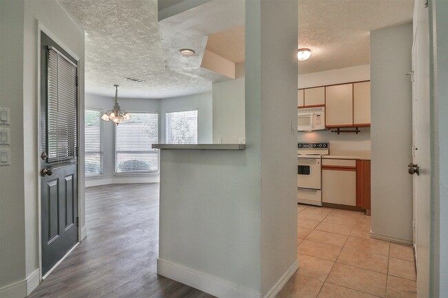 Building Photo - 10910 Scenic Dr