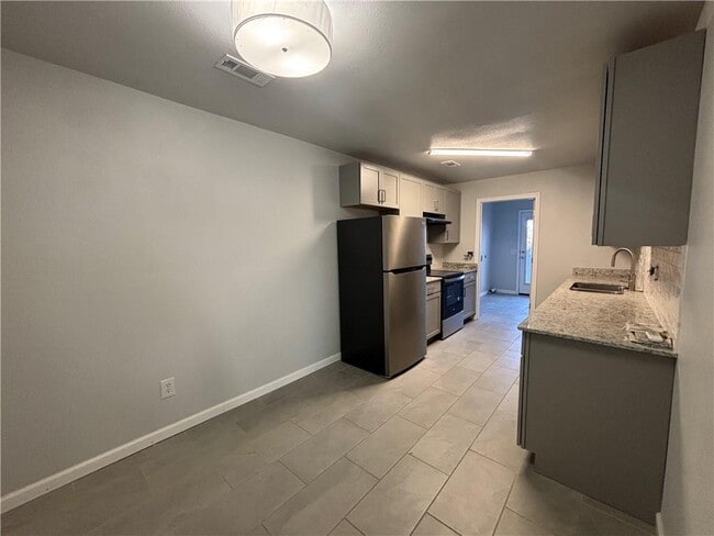 Building Photo - 2101 W Roselawn St