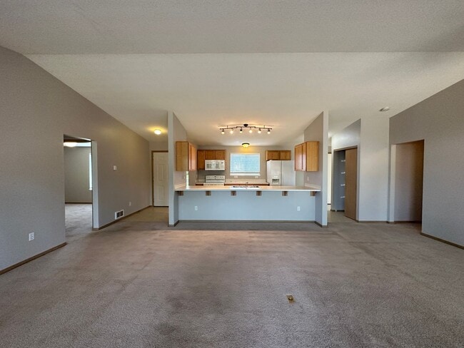 Building Photo - Charming 3-Bedroom Home in Redmond: Spacious Yard & Prime Location!