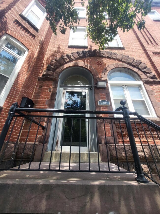 Building Photo - 2 W 21st St