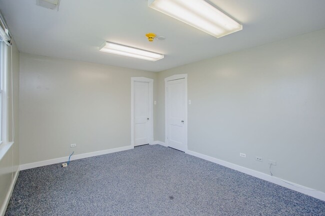 Building Photo - 1305 Oswego Rd