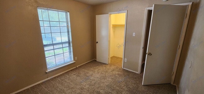 Building Photo - 2204 Oak Hill Dr