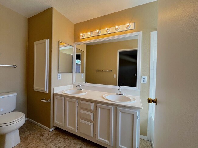 Building Photo - A beautifully Maintained 2-bedroom, 2-bath...