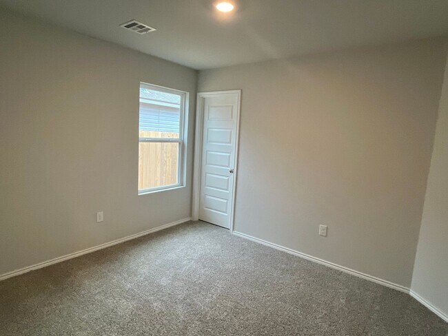 Building Photo - Newer Construction 4 Bed, 2 Bath - Piedmont Schools