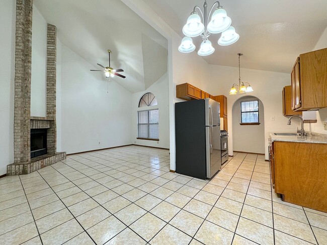 Building Photo - East El Paso 2bed/2bath duplex