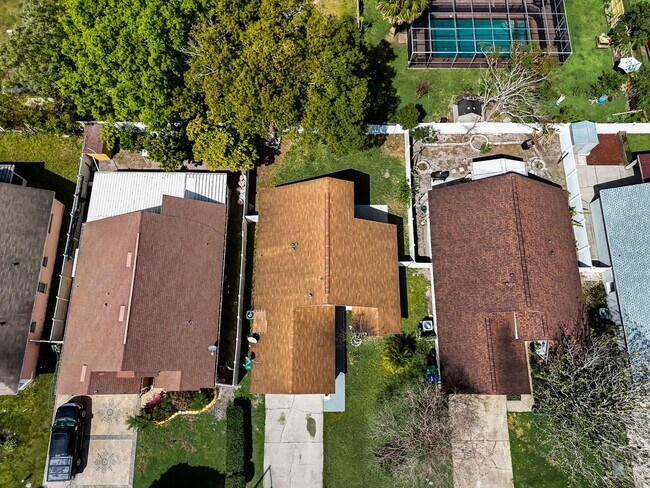 Building Photo - Beautiful 3-bedroom 2-bathroom house in th...