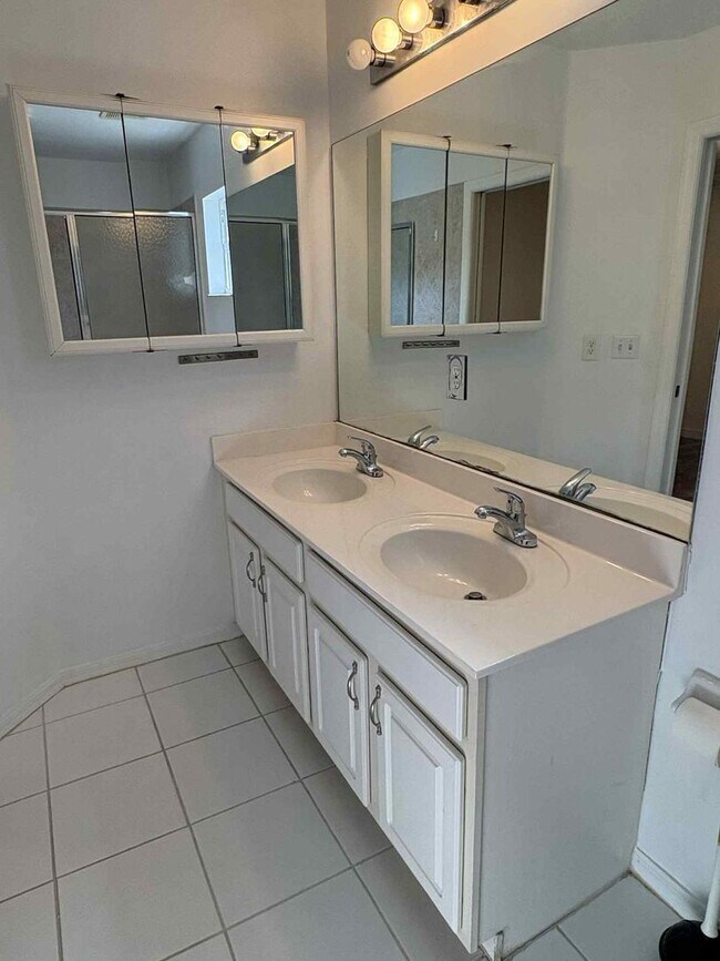 Building Photo - **Coming Soon** 2/2.5 Townhomes for Rent in Fort Myers