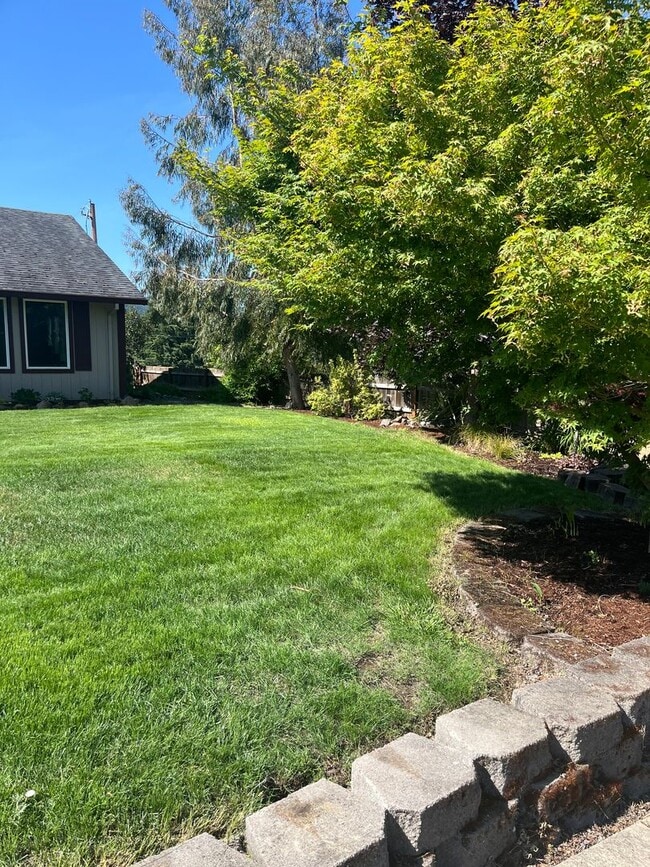 Building Photo - Large 3 bed/2 bath single family home