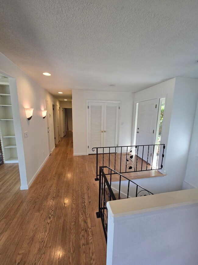 Building Photo - Popular West Linn! Tons of Space and great...