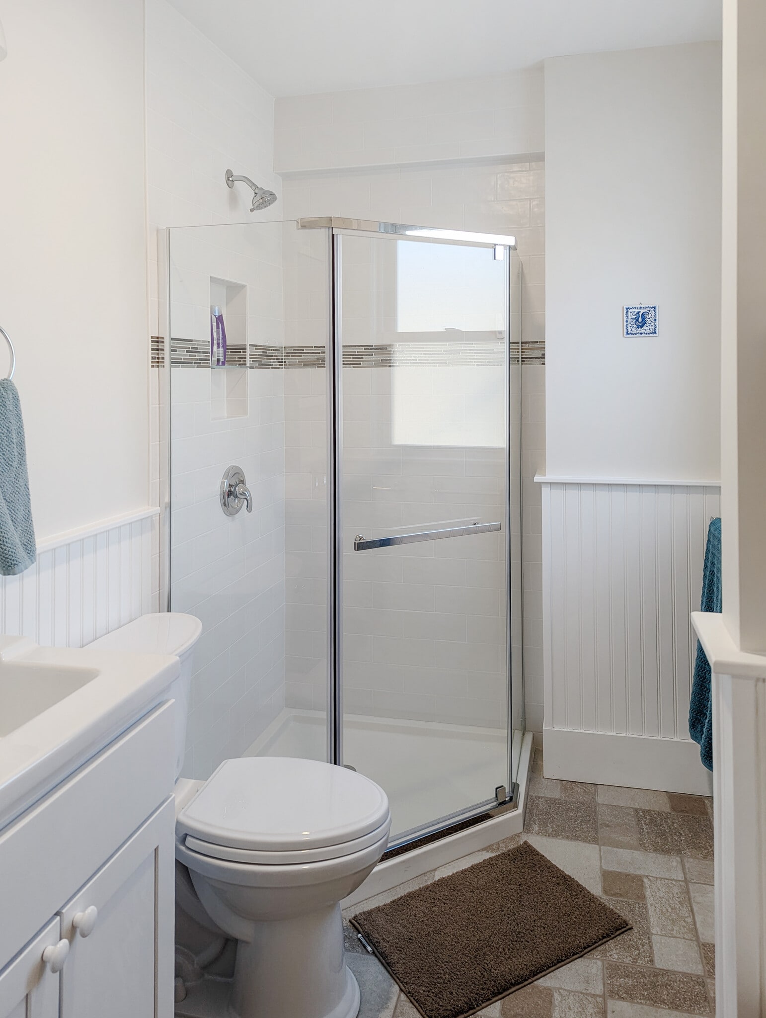 En-suite bathroom with shower - 22 Reed St