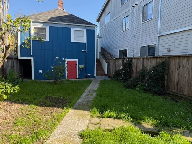 Building Photo - Cozy 2+bdrm/1 bath home w/a huge basement, washer/dryer, & off street pkg, space in the heart of ...