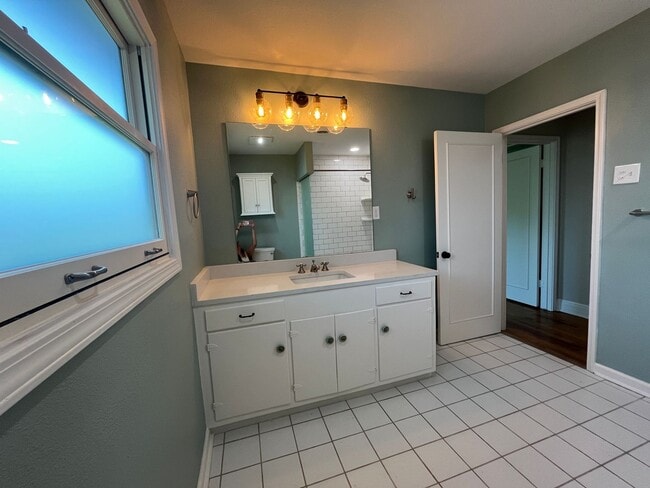 Building Photo - UPDATED HOME IN LAMAR PARK!!