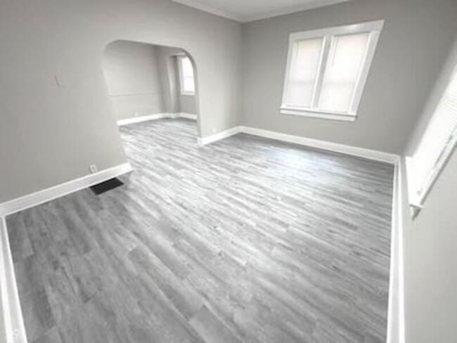 Building Photo - 1049 S Sheffield Ave