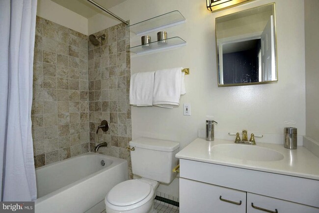 Building Photo - Spacious and Bright 2BR 2BA in DC Perfect ...