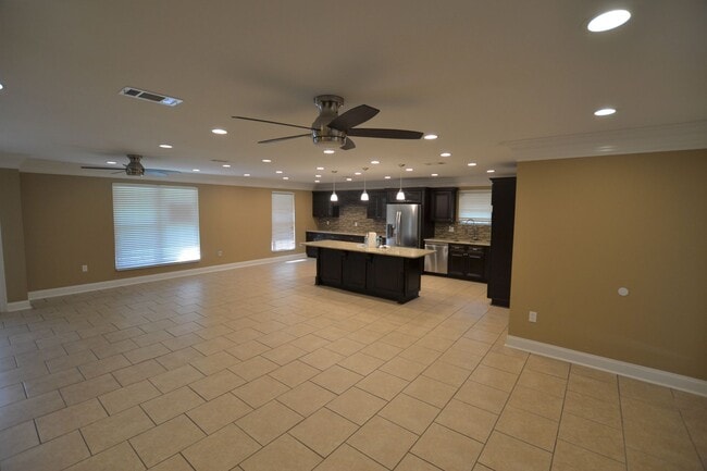 Building Photo - Must See!  Beautifully remodeled 3 bedroom, 2 bath home in Park Forest - Oakcrest Subdv