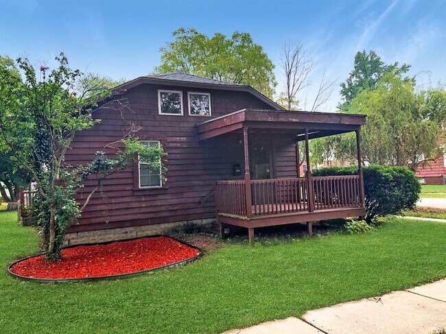 Building Photo - Garage Galore: 2 Bed, 1 Bath Comedy Central!