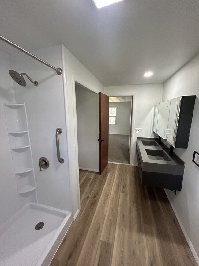 Building Photo - 102 Goethals Dr