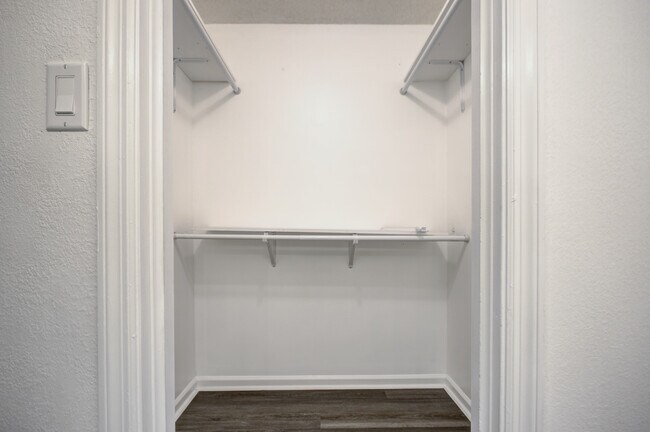 Building Photo - 121 Holland Park Cir