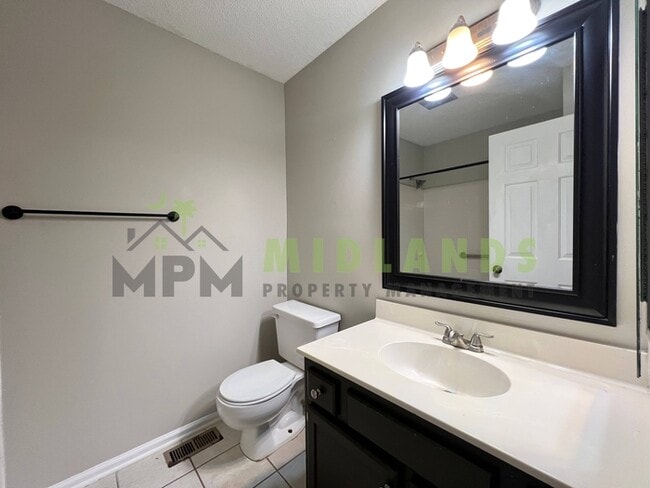 Building Photo - 844 Bentley Dr