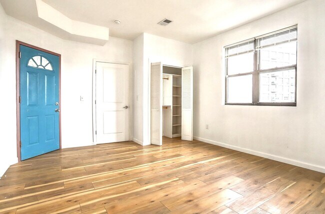 Building Photo - 9017 Riverside Pl