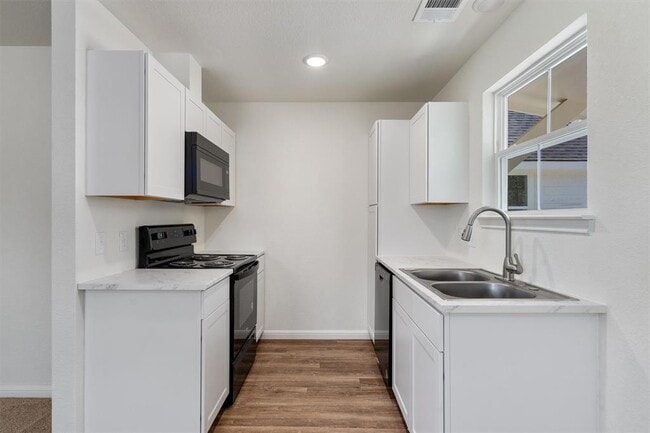 Building Photo - 2002 W 2nd St