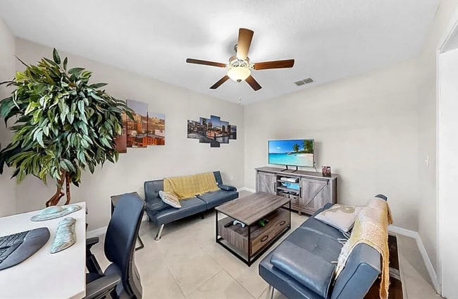Building Photo - Beautiful 6BR with Amenities - Now Available!
